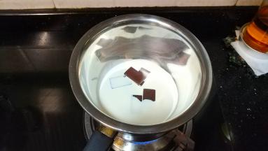 黑巧克力和淡奶油1隔水加热到巧克力融化即变成咖啡色甘纳许（留一点甘纳许装在裱花袋里最后做装饰）