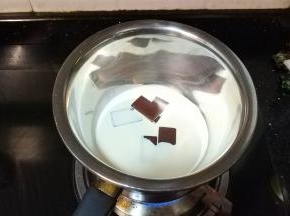 黑巧克力和淡奶油1隔水加热到巧克力融化即变成咖啡色甘纳许（留一点甘纳许装在裱花袋里最后做装饰）