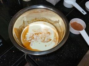 等冷却后，倒入淡奶油2和糖打发