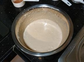 打发到出现纹路，提起打蛋器滴落的纹路不会马上消失。这个状态自己把握一下，太稠淋面不能自然下滑。