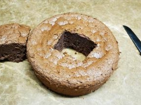 蛋糕中间挖一个孔