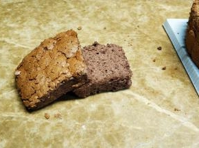 挖出的蛋糕分别切二片