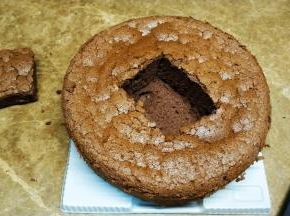 然后把切下的一片垫回空心底部