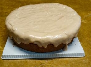 把奶油放入裱花袋，在蛋糕表面淋上奶油用抹刀涂抹至微微下垂