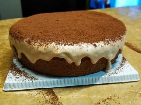 表面用筛子筛上可可粉