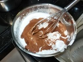 再将混合好的蛋黄糊全部倒入蛋白中切拌均匀