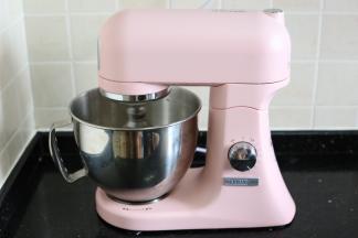 将淡奶油和细砂糖倒入厨师机揉面桶内，用打蛋头高速搅打，大约2分钟即可到达9分发