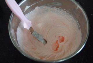 再往里加入淡奶油和细砂糖，加入一滴红色色素，厨师机高速搅打大约2分钟，观察状态，只要7-8分发即可