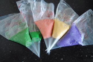 白豆沙加入牛奶和色素调好，装入裱花袋内