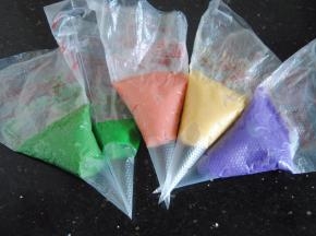 白豆沙加入牛奶和色素调好，装入裱花袋内