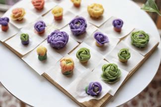 裱出想要装饰的花型，我这里裱的有玫瑰和自然系的芍药