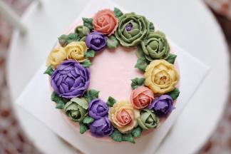 21，取出蛋糕，装饰上去即可