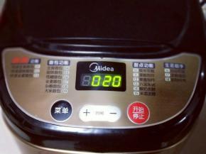 启动面包机，自动和面20分钟。