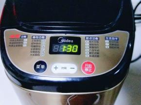 启动面包机发酵功能，天热室温发酵也可以。(注意保持面团湿度，盖上盖子或者保鲜膜)