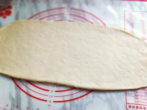 擀成长舌状，长约35cm，宽约18cm