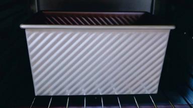 二发完毕，发酵至七、八分满即可。时间约为20分钟。烤网入烤箱下层，将模具放在烤网上，165度烤35-40分钟。（具体时间及温度，请根据自家烤箱性能另定）