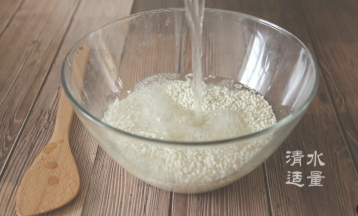 糯米用清水浸泡3小时左右，沥干水分备用，竹叶先水煮10分钟变软后再使用