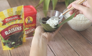 再放上一勺糯米，用勺子压紧实一些