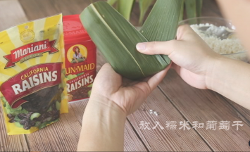 把底部掀起紧紧贴住米