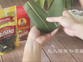 把底部掀起紧紧贴住米