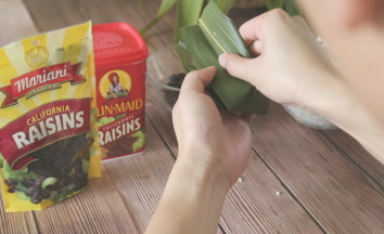 两边捏紧贴合压向一端