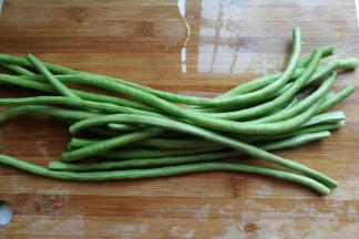 新鲜豆角一把清洗干净。