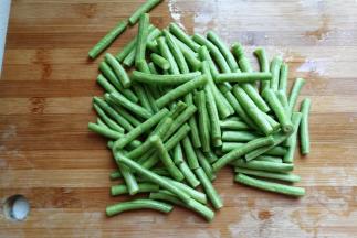 然后把豆角切成均匀的小段。