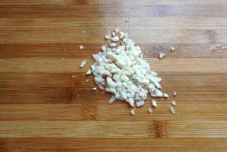 蒸制豆角期间，我们先准备适量蒜末待用。