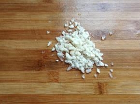蒸制豆角期间，我们先准备适量蒜末待用。