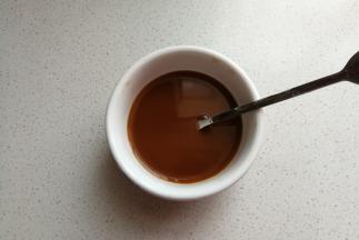 接着再调一碗味汁：碗碟中加入适量盐，生抽，老抽，蚝油，水淀粉和清水搅拌均匀。