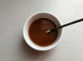 接着再调一碗味汁：碗碟中加入适量盐，生抽，老抽，蚝油，水淀粉和清水搅拌均匀。