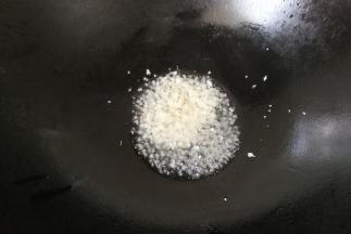 接着锅中放入少许油烧热，然后下蒜末煸香。