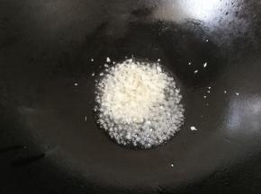 接着锅中放入少许油烧热，然后下蒜末煸香。
