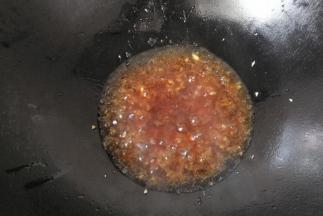 接着再倒入调好的味汁烧开，煮至浓稠状态后关火。