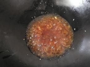接着再倒入调好的味汁烧开，煮至浓稠状态后关火。