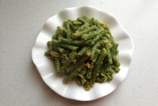 然后把蒸好的豆角盛入盘中。