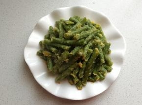 然后把蒸好的豆角盛入盘中。