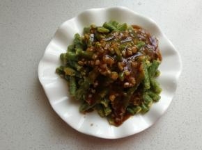 再把煮好的味汁淋在豆角上即可享用啦！