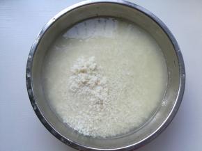 糯米清洗干净，浸泡2小时。粽叶洗净开水放进锅，煮40分钟，浸泡在锅里，包时再取出。