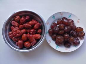 准备大红枣和蜜枣，大红枣清洗干净。