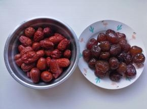 准备大红枣和蜜枣，大红枣清洗干净。