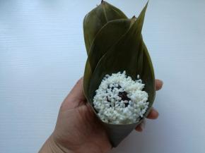 放入三分之一的糯米，再放入蜜枣，上面再盖上一层糯米，放完米后九分满即可，太多容易漏米，太少容易松散不成型。