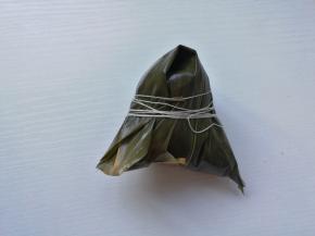 用线缠紧，一个粽子就包好了、