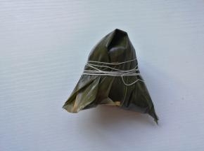 用线缠紧，一个粽子就包好了、