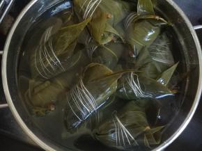 全部做好后放进锅，放凉水没过粽子，