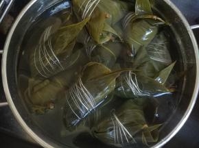 全部做好后放进锅，放凉水没过粽子，