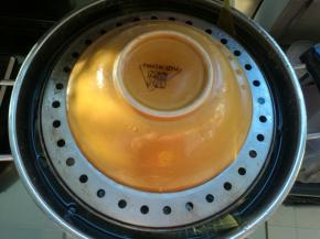 上面放上一个屉，压个碗。上锅开火，煮开后改小火慢煮1小时就好了。