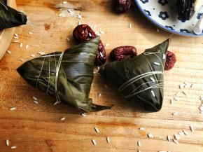 粽子煮好后最好在锅内焖一夜，更软糯香甜。