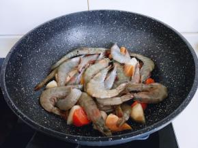 再将收拾好的白虾平铺在蔬菜上面。