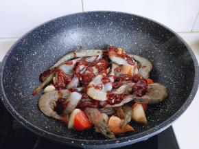 最后将辣酱均匀撒在食材上面。